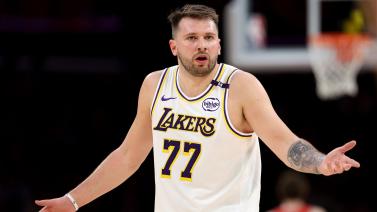 C罗被罚下后，爱尔兰一酒吧盛况：球迷鼓掌庆祝+击掌拥抱